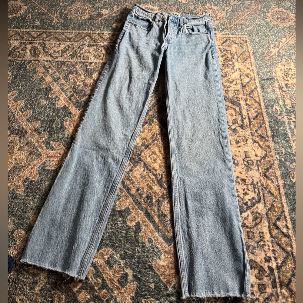 Abercrombie & Fitch — The 90s Straight Mid Rise Jeans